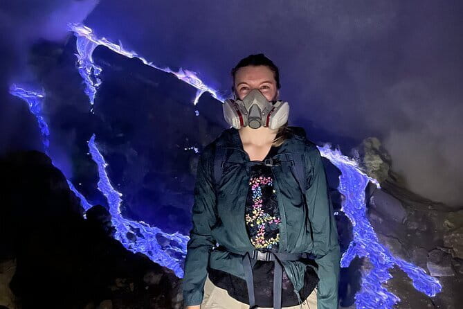 2D1N Ijen Blue Fire and Mount Bromo Sunrise Tour from Bali - Walking toward Ijen’s blue fire