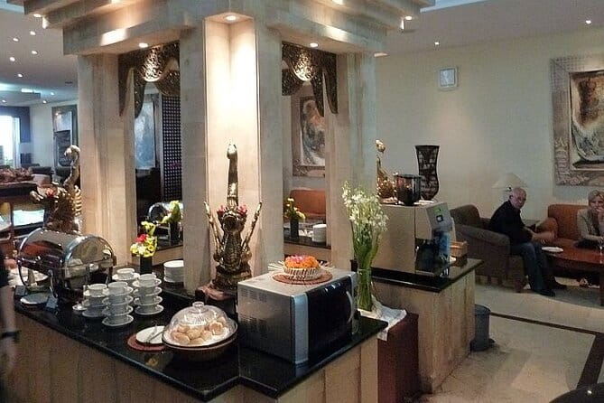 Bali Airport Lounge - Buffet food and drinks: useful, but not a meal guarantee