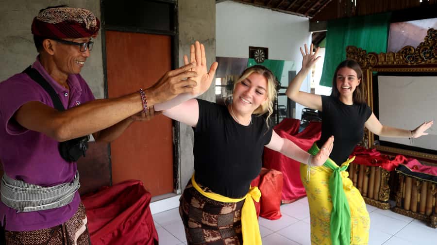 Bali : Balinese Dance Class for All Levels led by instructor - Meeting the teacher and learning the basic stance