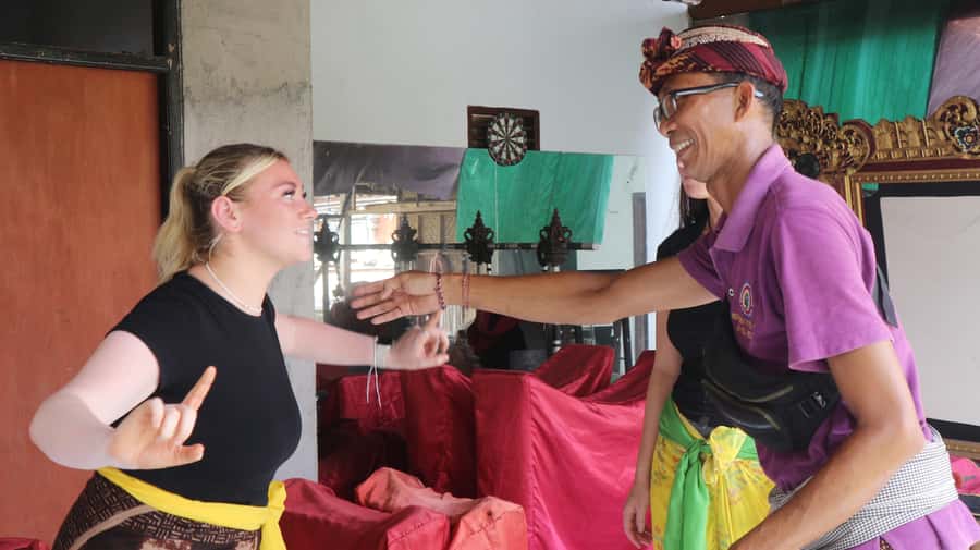 Bali : Balinese Dance Class for All Levels led by instructor - The Welcome dance, one small choreography with a big lesson
