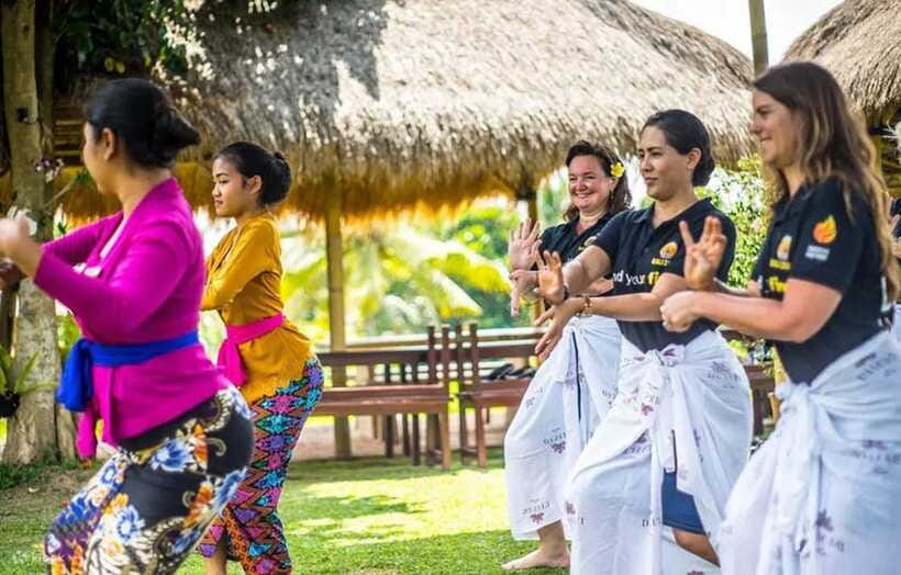 Bali : Balinese Dance Class for All Levels led by instructor - Costume, makeup, and the look of a character