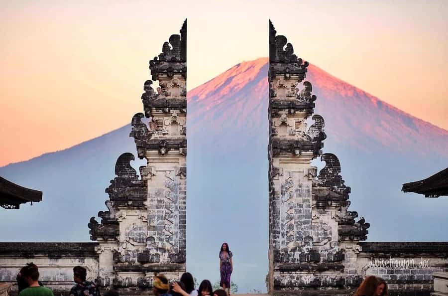 Bali: Besakih Temple & Lempuyang Temple Gates of Heaven Tour - What the guide adds to the day