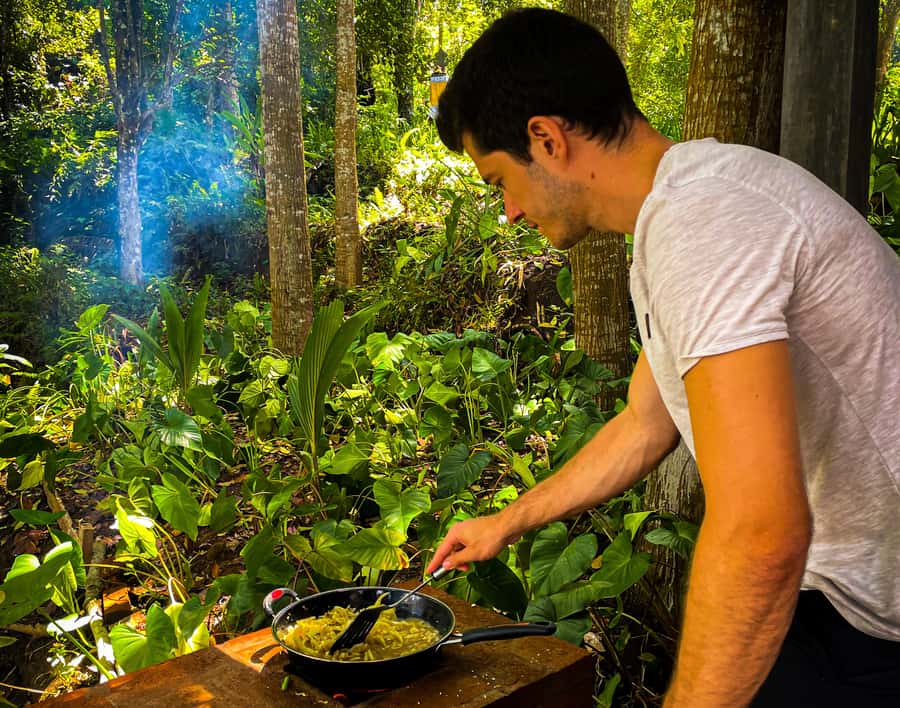 Bali: Cooking Class with 5 Balinese Dishes - Meeting Chef Ketut in the old-style kitchen