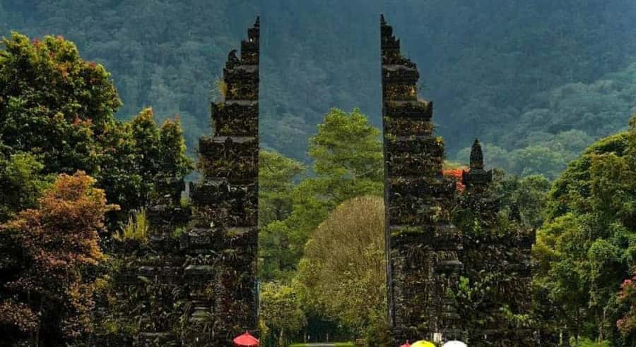 Bali: Customised North Bali Tour With Hotel Transfer - Ulun Danu Beratan beside Lake Beratan