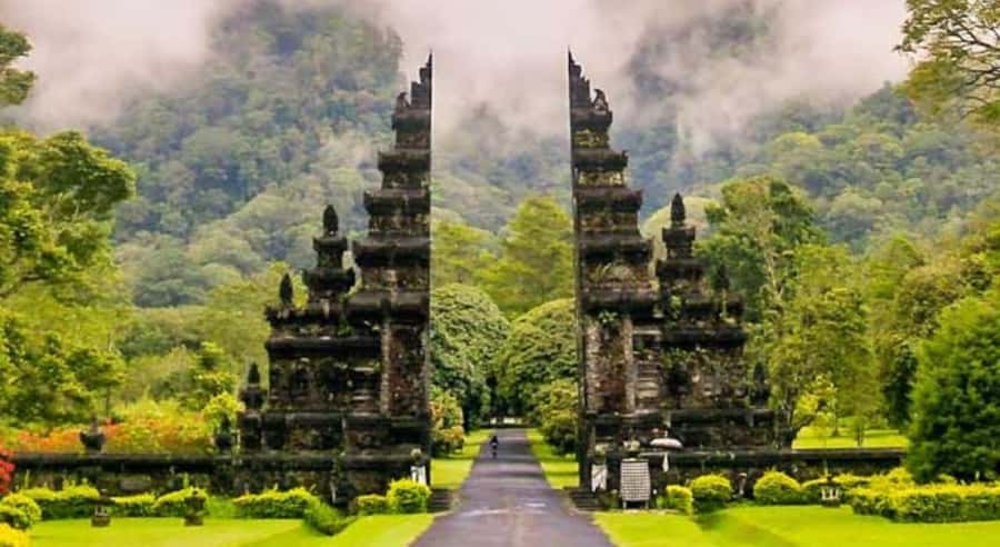 Bali: Customised North Bali Tour With Hotel Transfer - Handara Gate and the two-hour pause