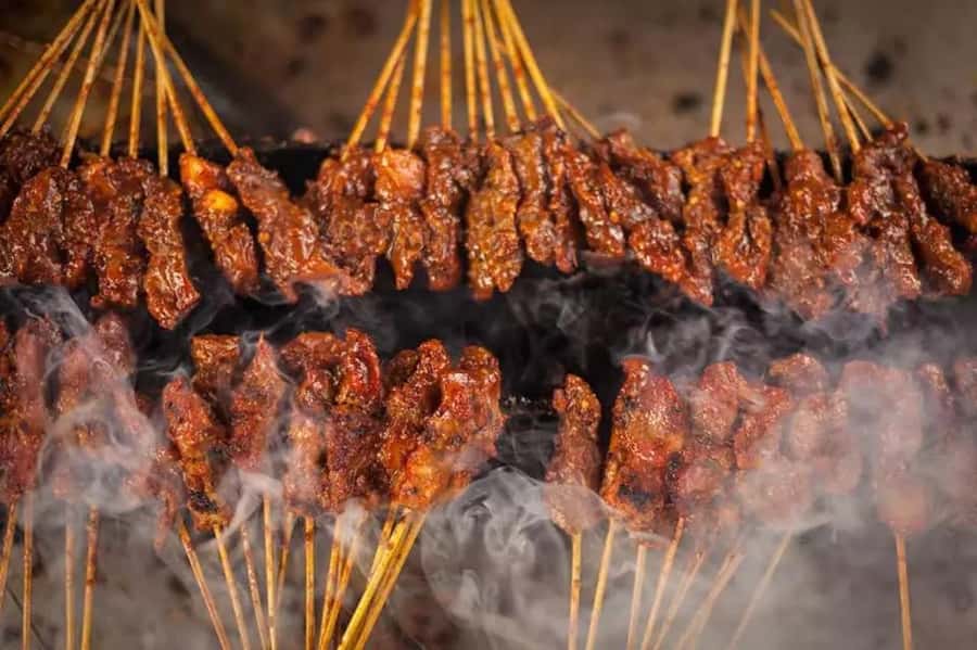 Bali: Denpasar Market Food Tour with 7 Tastings Must-Try - Entering Kreneng Market before the crowds