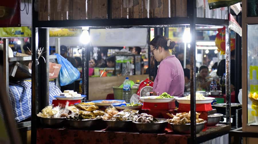 Bali: Denpasar Market Food Tour with 7 Tastings Must-Try - The guide makes the difference