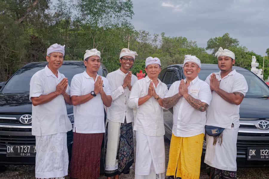 Bali: Green and Heritage West Trip Private Tour, Luxury Car - Ulun Danu Bratan beside the lake