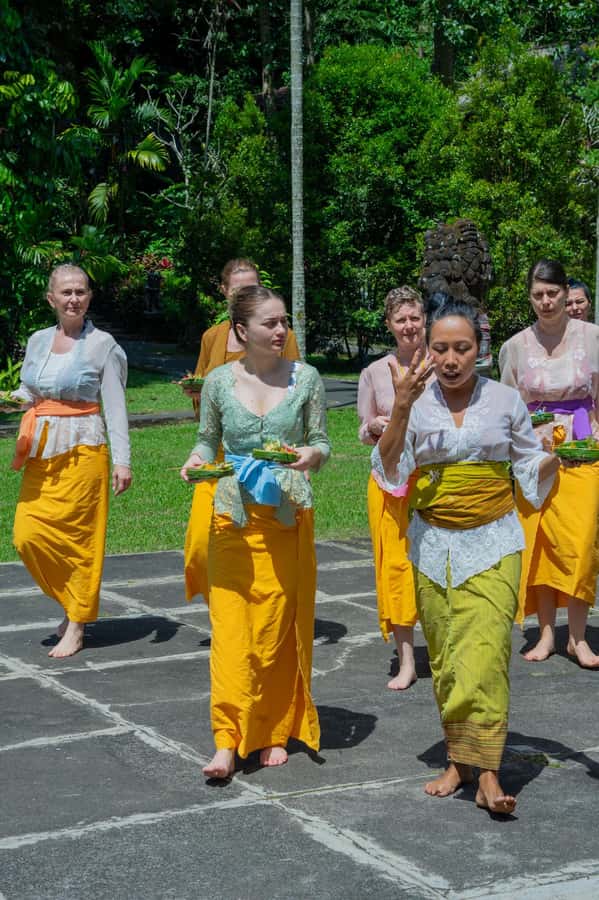 Bali: Healing Immersion Ubud Balinese Wellness + Lunch - Preparing for a Balinese Temple Visit
