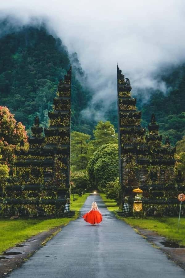 Bali: Jatiluwih UNESCO, Bratan Lake, Iconic Gate & Tanah Lot - Coffee country between the main sights