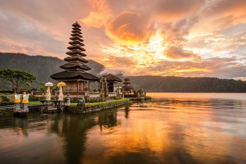 Bali: Lake Bratan, Handara Gate, Waterfall & Swing Tour - Who should book this experience