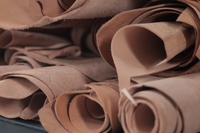 Bali Leather Craft Workshop - 6 hours ( canggu / seminyak) - Cutting the pattern and shaping the piece