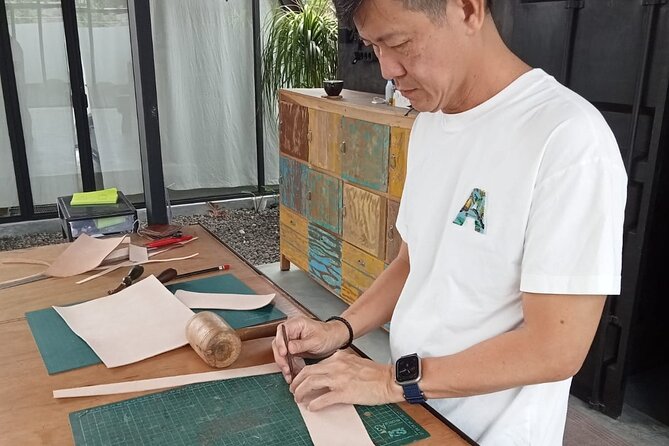 Bali Leather Craft Workshop - 6 hours ( canggu / seminyak) - Dyeing leather and choosing the finish