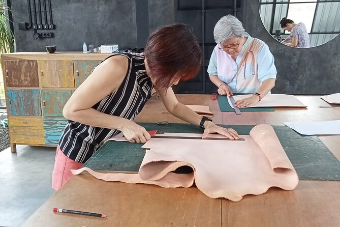 Bali Leather Craft Workshop - 6 hours ( canggu / seminyak) - The people who make the class work
