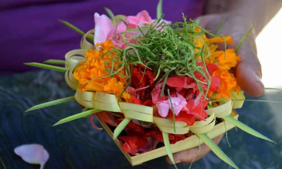 Bali: Making Canang Sari Make Offering for Ritual Bali - Making the offering step by step