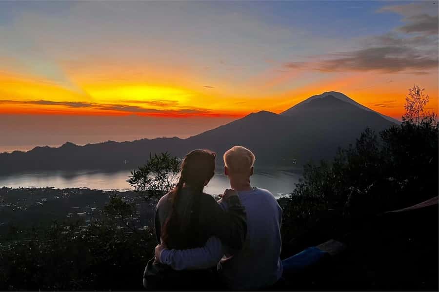 Bali: Mount Batur Sunrise Hike Including Transfer & All Cost - Starting the climb in complete darkness