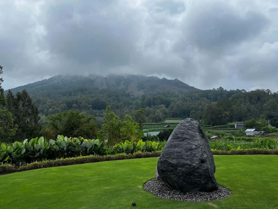 Bali: Mount Batur Sunrise Trek with A Female Guide - Reaching the crater and summit viewpoint