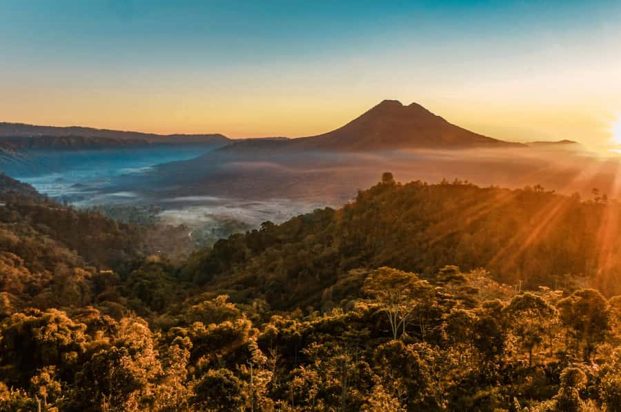 Bali: Mount Batur Sunrise Trek With Guide and Breakfast - Waiting for the sky to change at the summit