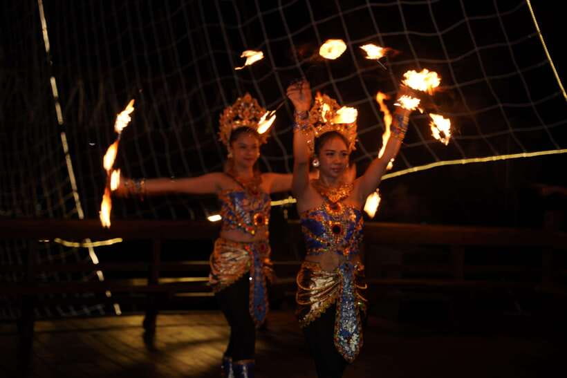 Bali Phinisi Cruise: Sunset Dinner with Live Music & Buffet - Making the final decision