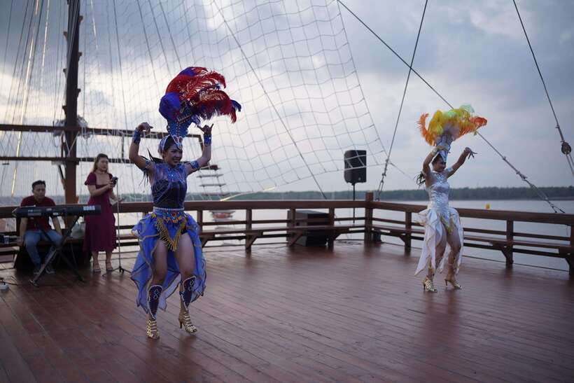 Bali Phinisi Cruise: Sunset Dinner with Live Music & Buffet - Transport, timing, and practical planning