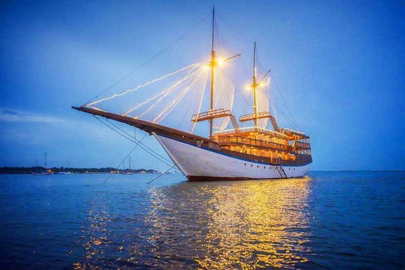 Bali Phinisi Cruise: Sunset Dinner with Live Music & Buffet - The vessel, decks, and group size