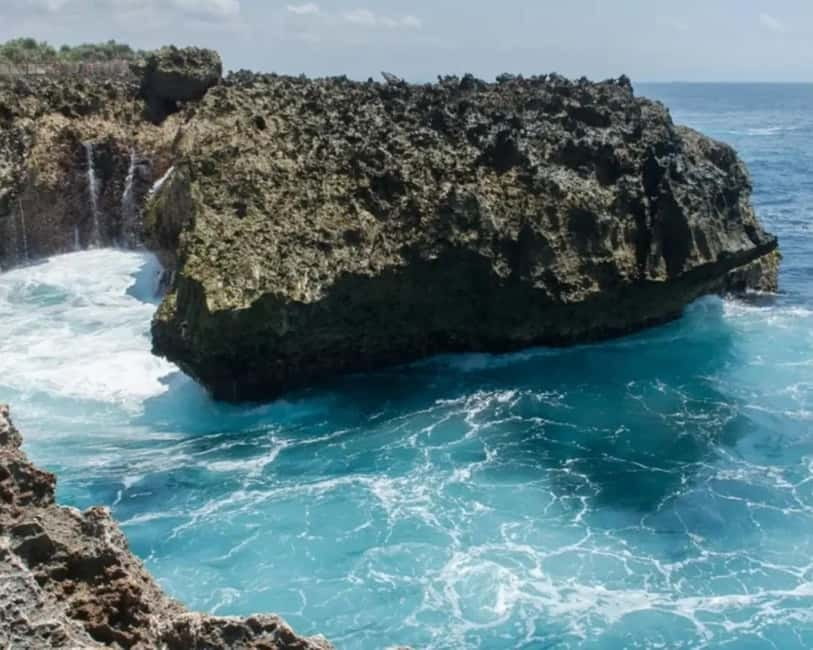 Bali: Private trip Nusa Dua Area, GWK, Jimbaran, and Uluwatu - Uluwatu Temple above the Indian Ocean