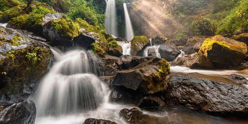 Bali: Secret Garden, Ulun Danu Temple and Waterfall Tour - Ulun Danu Beratan Temple and its lake setting