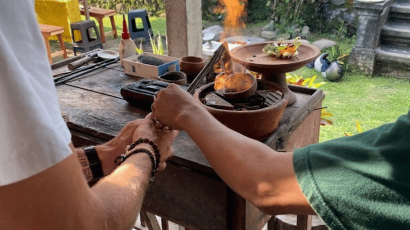 Bali: Sidemen Jewelry Silver Class with 7 Gram of Silver - Choosing a design before the metal gets hot