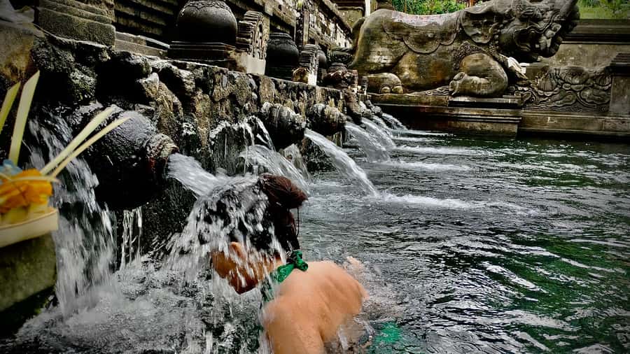 Bali: Soul Retreat and Aura Cleansing Experience - Melukat at a holy spring temple