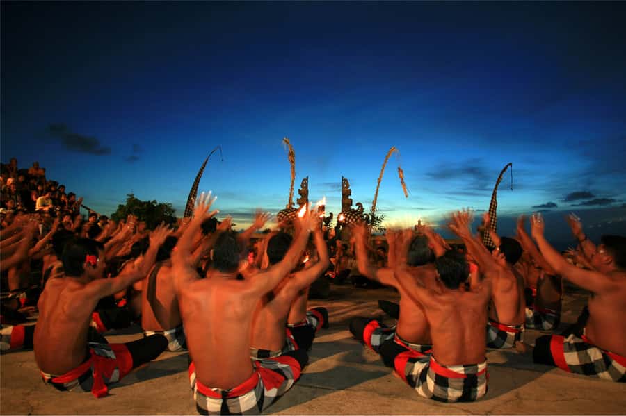 Bali: South Coast Uluwatu, Tanah Lot, and Jimbaran Day Trip - Tanah Lot: Bali’s dramatic first stop