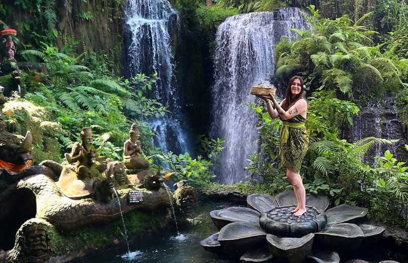 Bali: Taman Beji Griya Waterfall Purification Ritual - Taking part in the sacred water ceremony