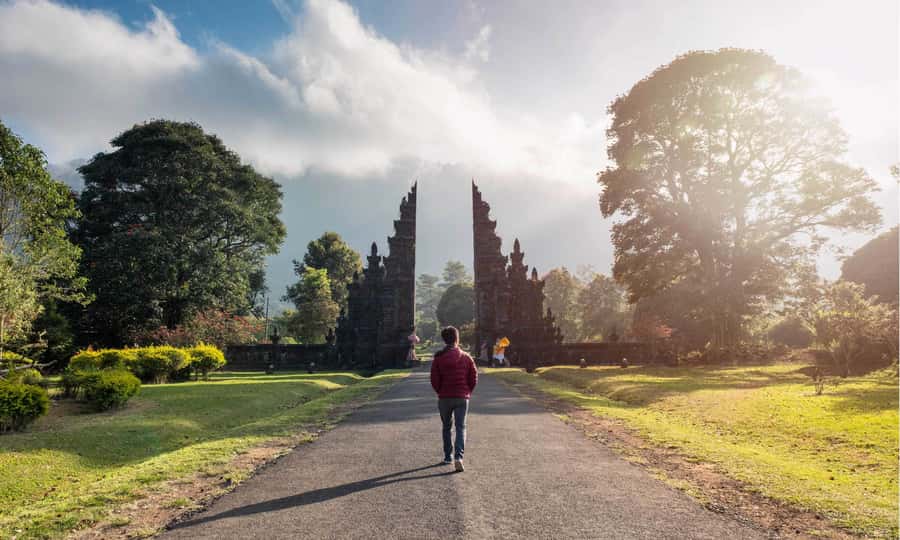 Bali: Twin Lakes, Handara Gates, and Forest Trekking Tour - Why the Twin Lakes are worth the early alarm
