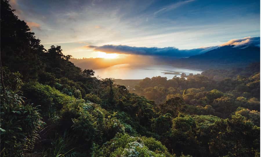 Bali: Twin Lakes, Handara Gates, and Forest Trekking Tour - Ulun Danu Bratan and the temple on Lake Beratan
