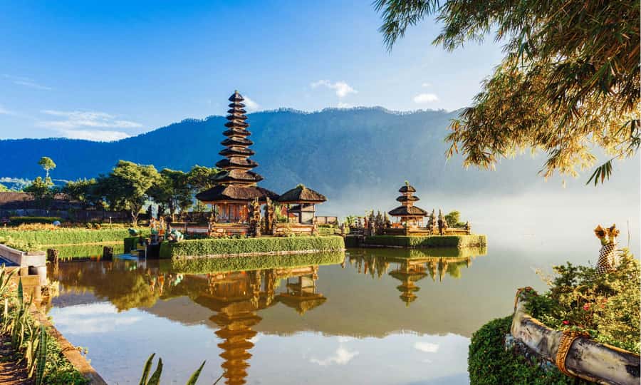Bali: Twin Lakes, Handara Gates, and Forest Trekking Tour - Lake Buyan and Lake Tamblingan from two angles