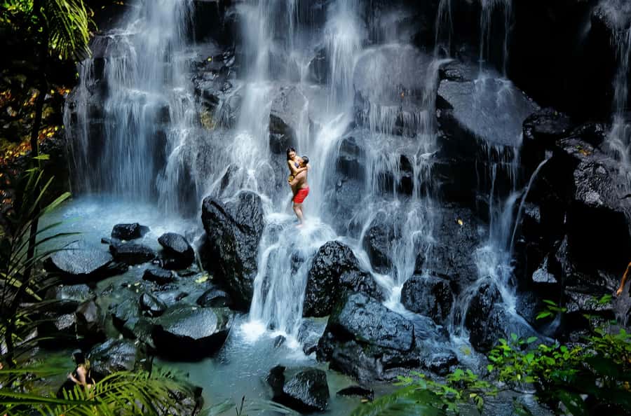 Bali/Ubud: Kanto Lampo Waterfall, Monkey Forest & Swing Tour - Kanto Lampo Waterfall: wet rocks and strong photographs