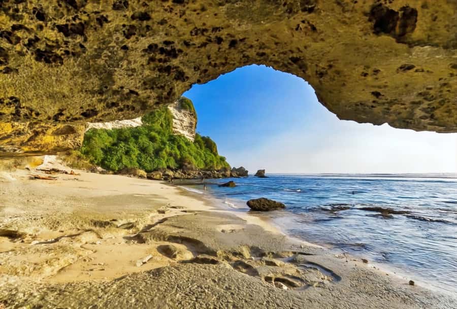 Bali: Uluwatu Beaches Tour with Padang Padang and Suluban - Green Bowl is the quiet reward with the hardest climb