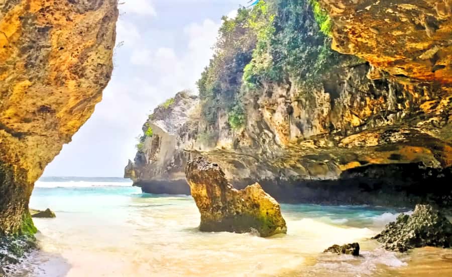 Bali: Uluwatu Beaches Tour with Padang Padang and Suluban - Padang Padang brings the film connection and famous rock
