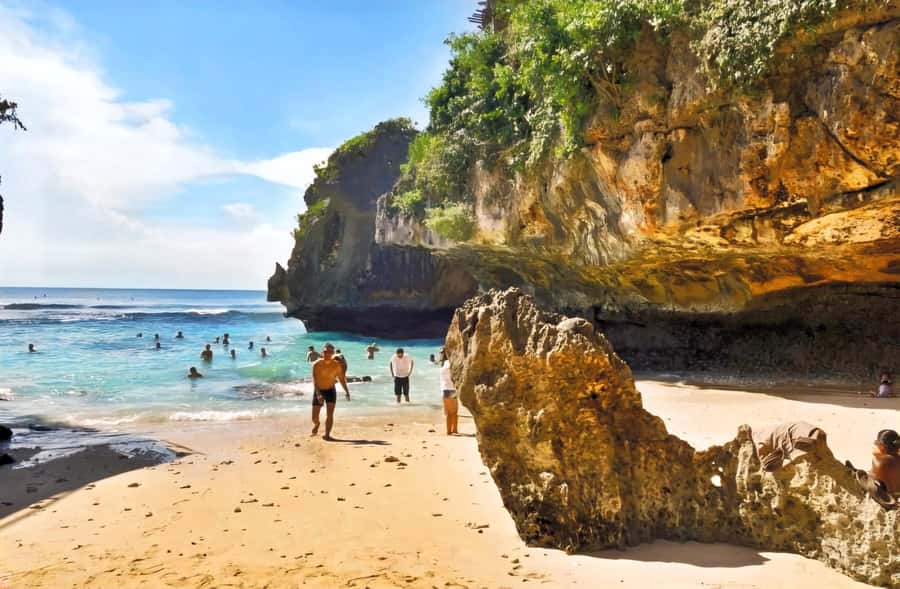 Bali: Uluwatu Beaches Tour with Padang Padang and Suluban - Who should book this beach day?
