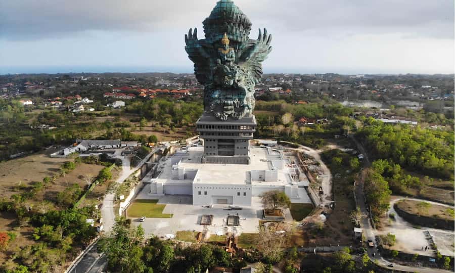 Bali: Uluwatu Temple, GWK, and Padang Beach Full-Day Tour - Uluwatu Temple on the cliff