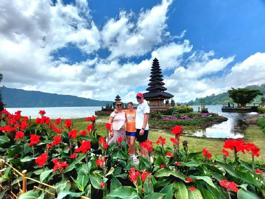 Bali: Waterfalls, Temples, and Rice Terraces Scenic Tour - Ulun Danu Beratan pairs a temple with mountain scenery
