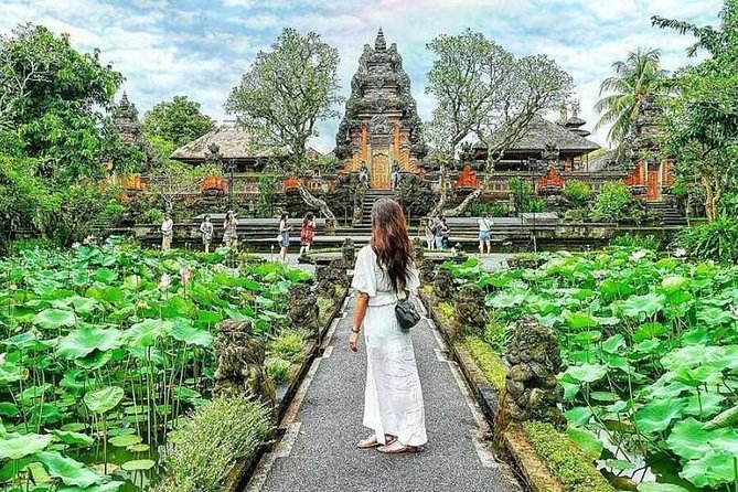 Balinese Local Experience Culture Tour (Private & All-Inclusive) - 9:30 AM: Start with batik and hand weaving