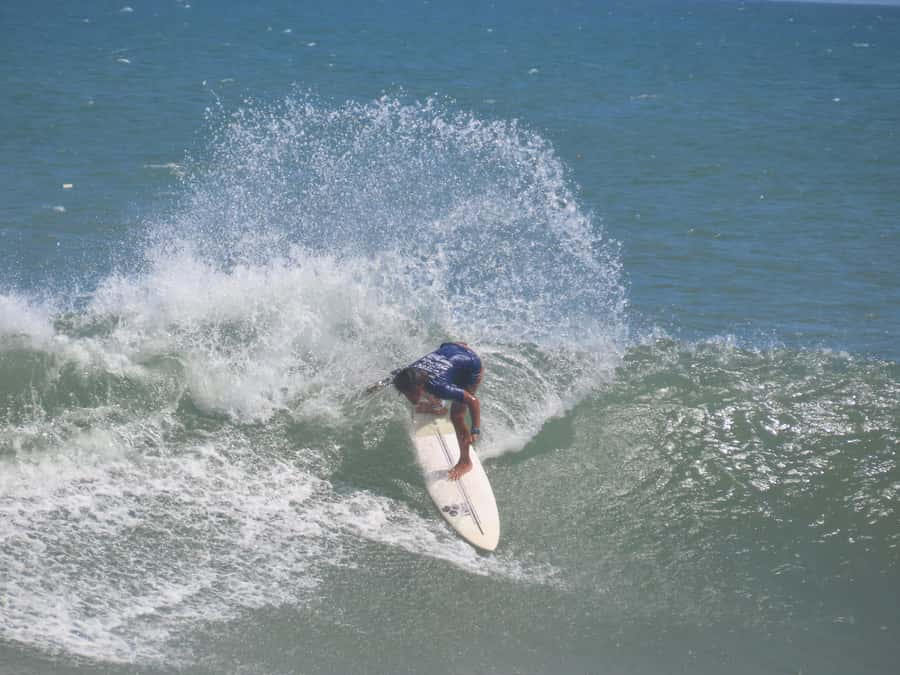 Best Surf Lesson around Uluwatu - Why first-time surfers have a good chance here