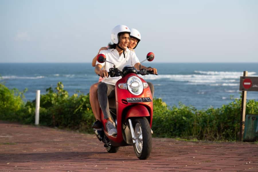 Canggu: Scooter Lesson with Professional Instructor - Moving to a Quiet Village Street