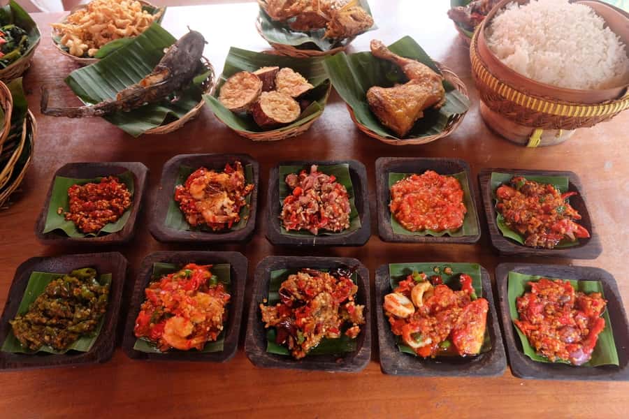 Denpasar: Night Street Food Walking Tour - What your private guide adds