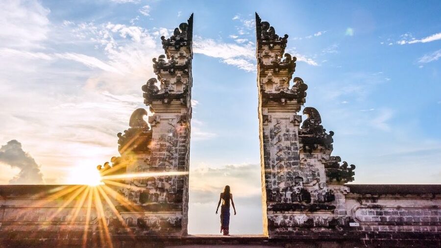 East Bali: Lempuyang Gates, Tenganan, & Water Palaces Tour - Tirta Gangga’s fountains, fish, and bathing pools
