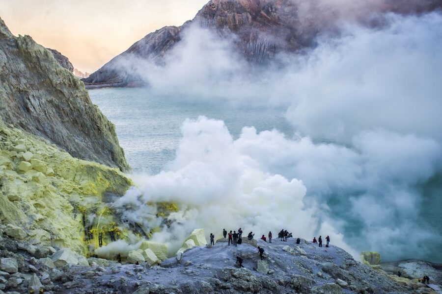 From Bali: 24-Hour Trip to Ijen Crater & Javanese Breakfast - Descending into the crater before sunrise