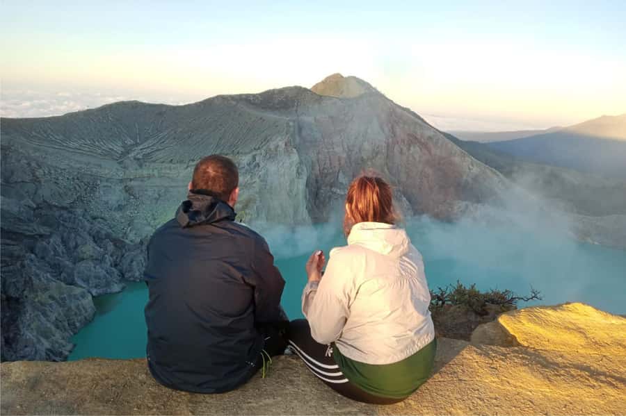 From Bali: Ijen Volcano Sunrise Hike with Transfer & All Fee - The guides make a practical difference