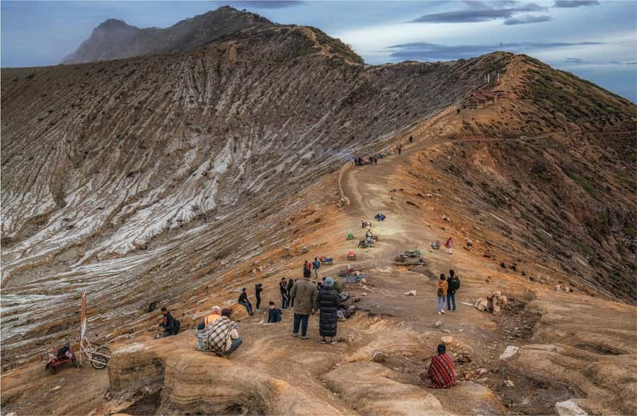 From Bali: Ijen Volcano Sunrise Hike with Transfer & All Fee - Starting the Ijen hike around 2 am