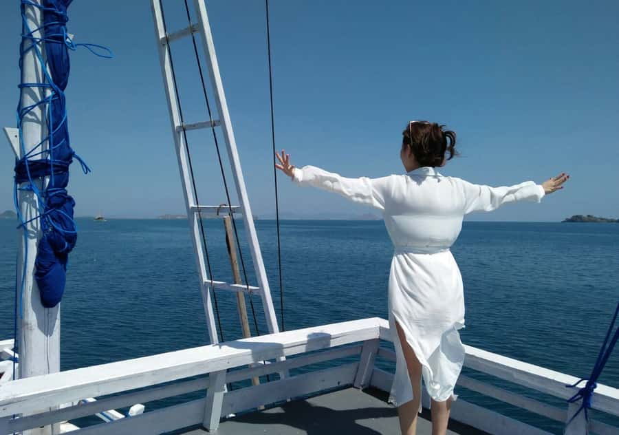 Komodo Islands: Private 2-Day Wooden Boat Tour - Sleeping aboard means charm with limits