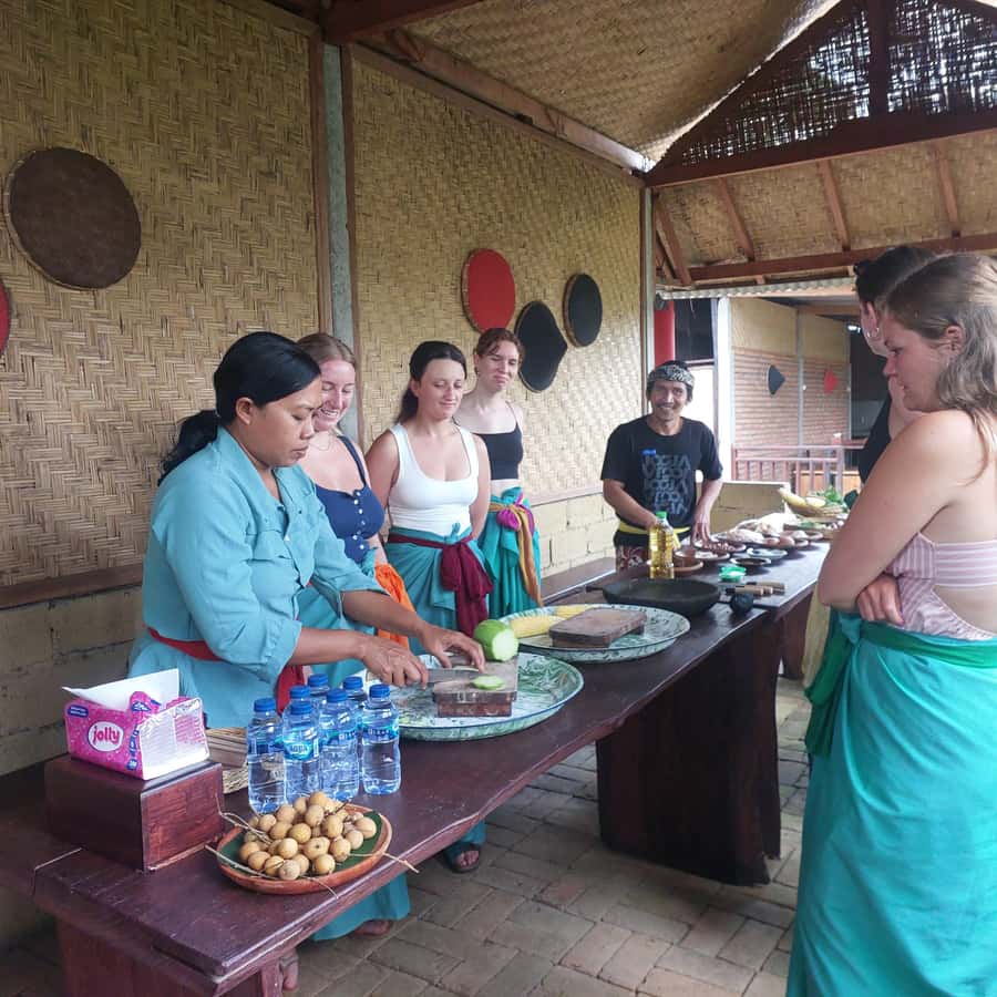 Munduk: Balinese Cooking Class with Dinner at a Local Home - Learning traditional Balinese recipes